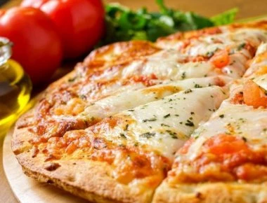 Εκλεκτή συνταγή για μοναστηριακή πίτσα μαργαρίτα